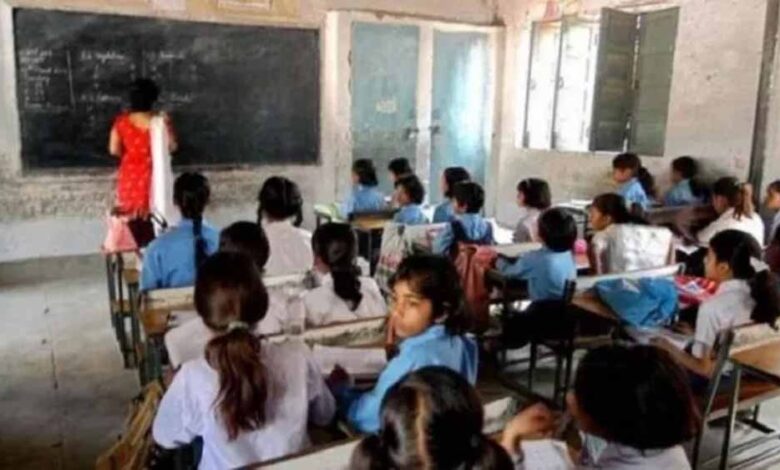MP के स्कूलों में ‘गुरुजी’ गायब: 1 लाख पद खाली, CAG रिपोर्ट में बड़ा खुलासा 1 Shikshak 01