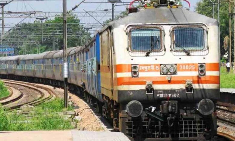 होली की तैयारी: मालदा मंडल ने मांगी 6 अतिरिक्त ट्रेनें, सुपरफास्ट ट्रेनों में लंबी वेटिंग 1 Train 91 3