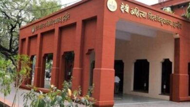 हॉस्टल से बाहर की गई छात्रा, सहेलियों पर बॉयफ्रेंड बनाने का दबाव डालती थी 3 davv 10 1 2021