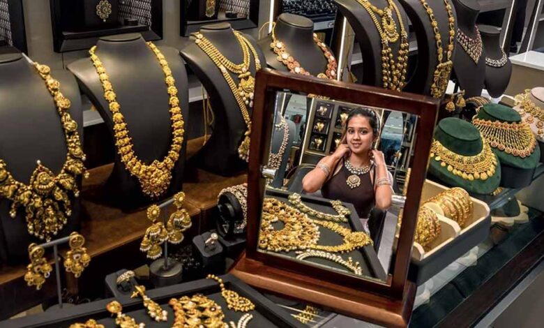 Gold Silver Rate Today: शादी के सीजन में सोना हुआ महंगा, चांदी खरीदने का है बेहतरीन मौका 1 gold jewellery 82 3