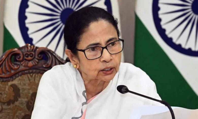 चुनावी चाल या राजनीतिक संदेश? BJP सांसद को ममता बनर्जी ने दिया बंगाल का सर्वोच्च सम्मान 1 mamta1 4