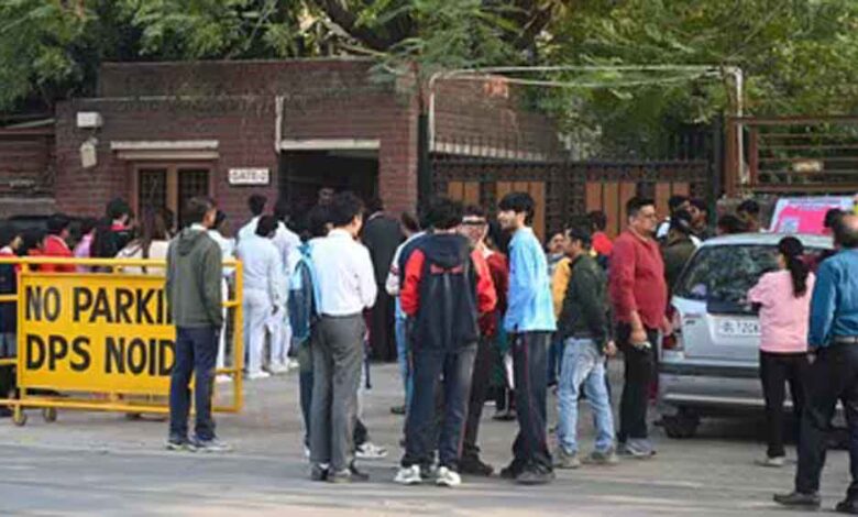 ये कैसा संतुलन मीलॉर्ड? CBSE फिजिक्स पेपर पर बवाल, बोर्ड के खिलाफ दायर हुई PIL 1 paper