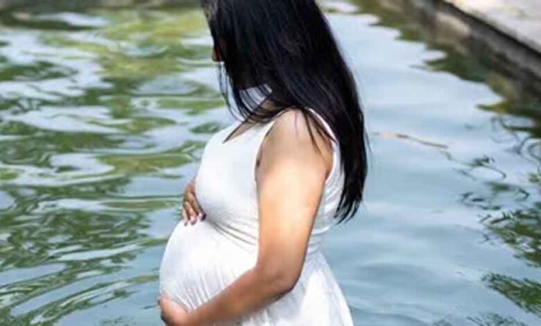 मैटरनिटी फोटोशूट बना मातम: पानी के पूल में गिरा मासूम, दर्दनाक मौत 1 preg