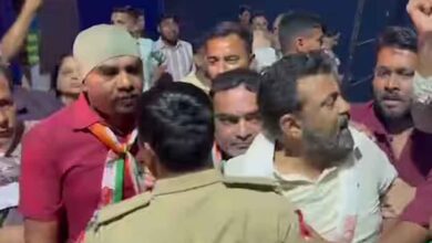 विवादित नाटक ‘मैं नाथूराम’ बना बवाल की वजह, राजकोट में हॉल में तोड़फोड़, कांग्रेस का उग्र प्रदर्शन 1 rajkot1
