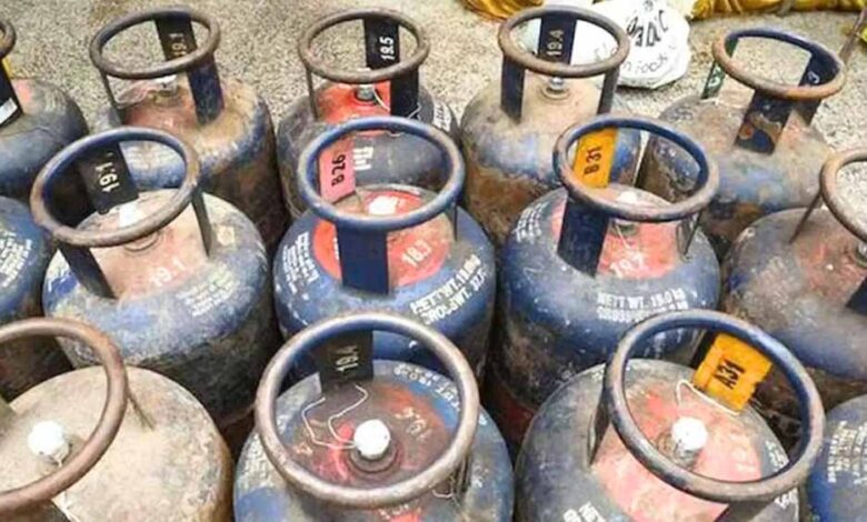 मुंबई में LPG गैस संकट गहराया: कमर्शियल सिलेंडर की सप्लाई ठप, डीलर्स ने दी चेतावनी 1 1 251