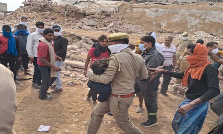 प्रयागराज में दर्दनाक हादसा: अमोनिया गैस टैंक फटने से कोल्ड स्टोरेज ढहा, कई मजदूर मलबे में दबे 1 1 520