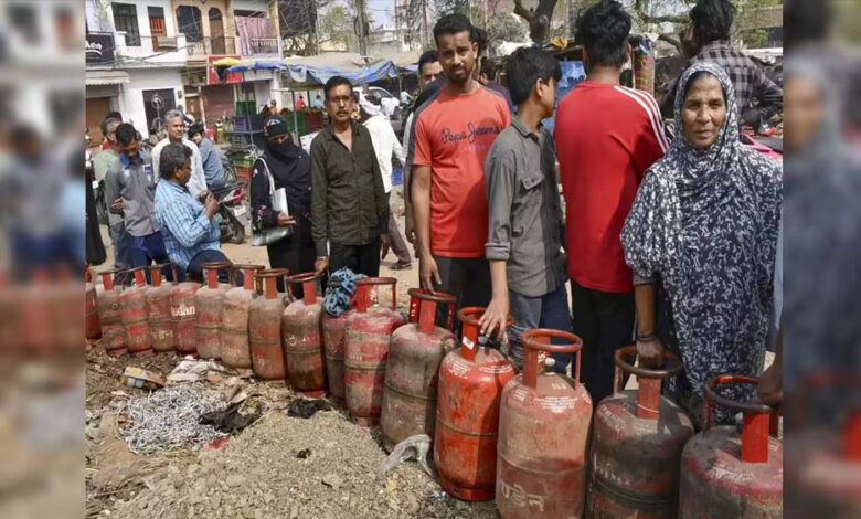 LPG संकट LIVE: रसोई गैस नहीं मिल रही, सिलेंडर ब्लैक मार्केट में 300 रुपये किलो 1 11A 167