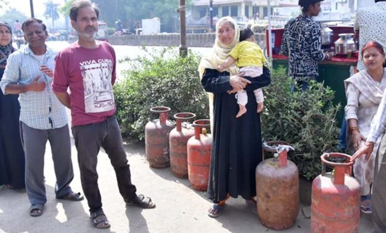 MP में LPG संकट: होटल में गैस खत्म, मेन्यू बदला; भोपाल-इंदौर में इंडक्शन पर पक रहा खाना, घरेलू सिलेंडर के लिए 8 घंटे कतार 1 15A 64