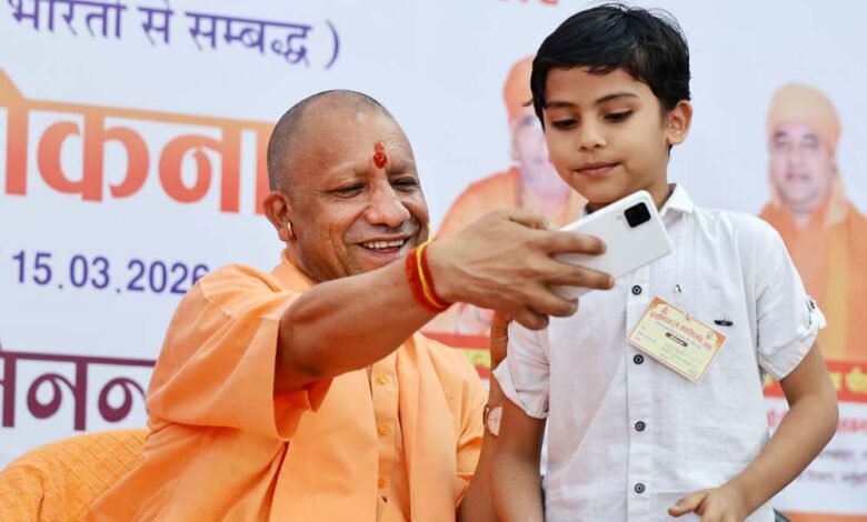 सेल्फी लेने की कोशिश कर रहे बच्चे को मुख्यमंत्री योगी आदित्यनाथ ने मंच पर बुलाया 1 16A 87