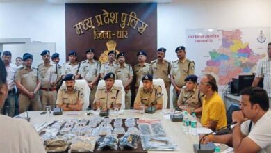 धार एवं खंडवा जिले की संयुक्त पुलिस टीम ने नकली इनकम टैक्स अधिकारी बनकर डकैती करने वाले गिरोह का किया पर्दाफाश 9 17A 74