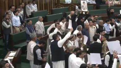 JK विधानसभा में बड़ा हंगामा, 'इजरायल मुर्दाबाद' के नारे, BJP और कांग्रेस विधायकों में हिंसक झड़प 2 27A 92