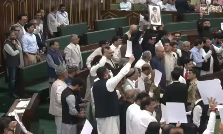 JK विधानसभा में बड़ा हंगामा, 'इजरायल मुर्दाबाद' के नारे, BJP और कांग्रेस विधायकों में हिंसक झड़प 1 27A 92