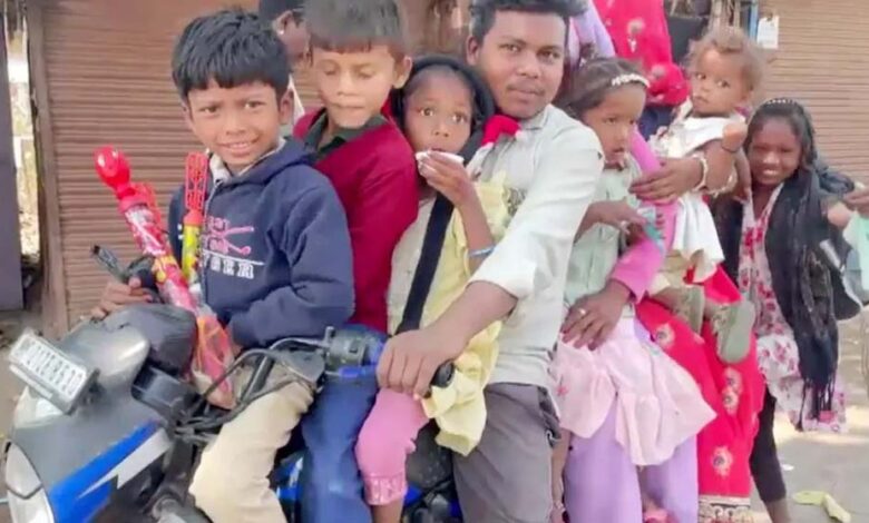 9 सवारियां, 1 बाइक: जान जोखिम में डालकर मौत का सफर, वीडियो देख चकराया पुलिस का माथा 1 2A 119