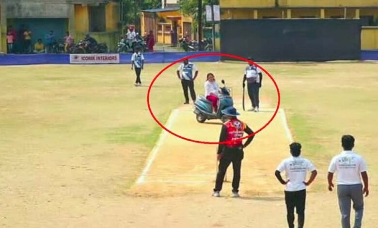 क्रिकेट की भीड़ में फंसी पति की कार, गुस्से में स्कूटी लेकर पिच तक पहुंची महिला 1 2A 6