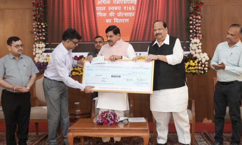 मध्यप्रदेश लघु उद्योग निगम लिमिटेड द्वारा मध्यप्रदेश शासन को राशि रू. 8.00 करोड का लाभांश भुगतान किया गया 1 30A 66