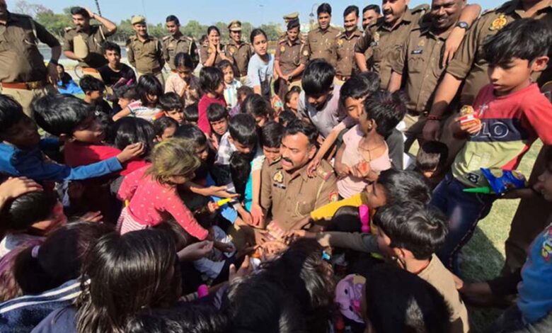 लखनऊ: पुलिस अधिकारियों ने गरीब बच्चों के साथ खेली होली, मासूमों को दिए उपहार 1 3A 102
