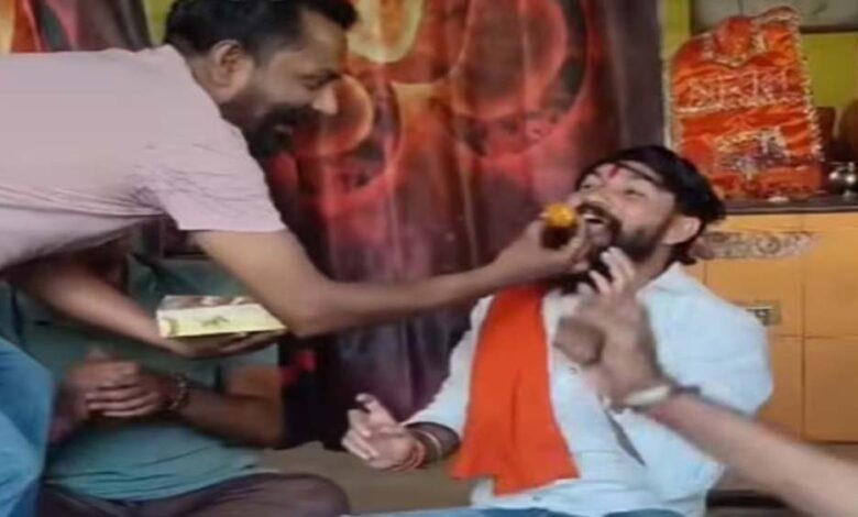 बिलासपुर में खामेनेई की मौत पर जश्न, मिठाइयां बांटी; हिंदू संगठन नेता ने कहा- मातम मनाने वालों को ईरान भेजो 1 8A 45