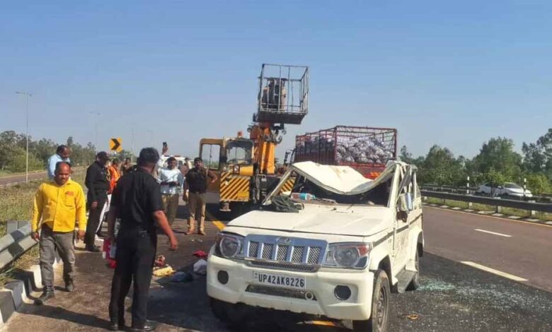 पूर्वांचल एक्सप्रेसवे पर दर्दनाक हादसा: तेज रफ्तार बोलेरो पलटी, तीन की मौत 1 Barabanki 01