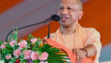 सीएम योगी का बड़ा तोहफा: आंगनबाड़ी कार्यकर्ताओं को साड़ी-यूनिफॉर्म, बीमा और आयुष्मान कार्ड 1 CM yogi 01 2