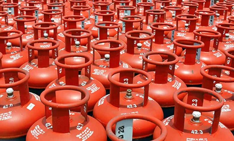 LPG सिलेंडरों की किल्लत पर सरकार सख्त, एस्मा लागू; पहले इन लोगों को मिलेगा गैस 1 LPG 2