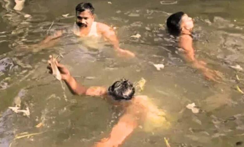 पूजा सामग्री के साथ नहर में बहा आए 2 लाख रुपये, घर पहुंचकर हुई याद तो उड़ गए होश 1 Lakh 01