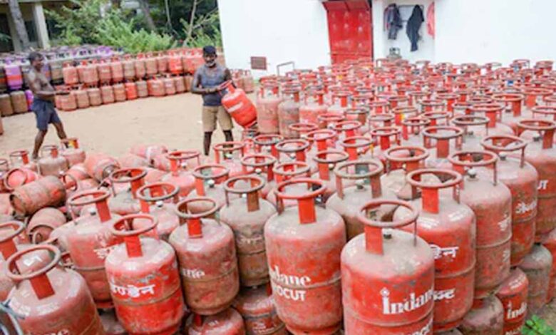 देश में गैस की कोई कमी नहीं: CNG-PNG उपभोक्ताओं को निर्बाध आपूर्ति जारी, केंद्र का भरोसा 1 gas 3