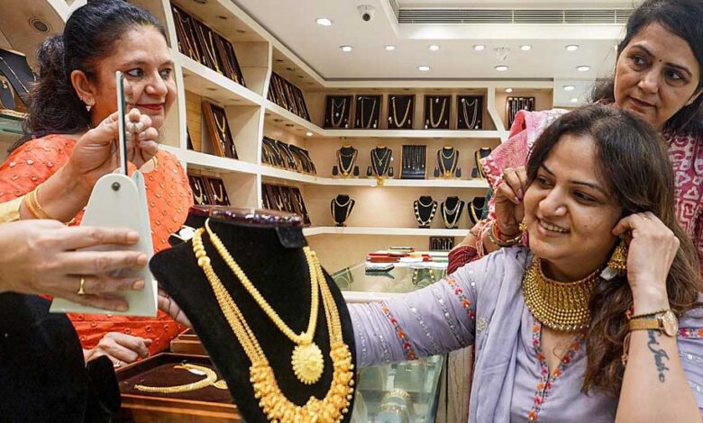 Gold-Silver Prices Down: सोना और चांदी हुए सस्ते, ग्राहकों के चेहरे पर खुशी 1 gold silver 130 7