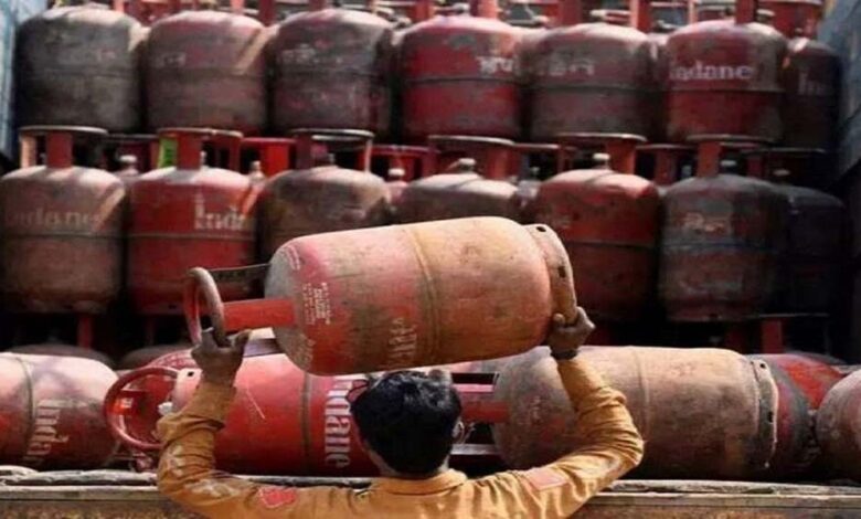 गैस संकट गहराया: रोज़ 50 हजार सिलेंडर की मांग, मिल रहे सिर्फ 1 हजार – उद्योग बंद होने की कगार पर: सिद्धारमैया 1 lpg 12