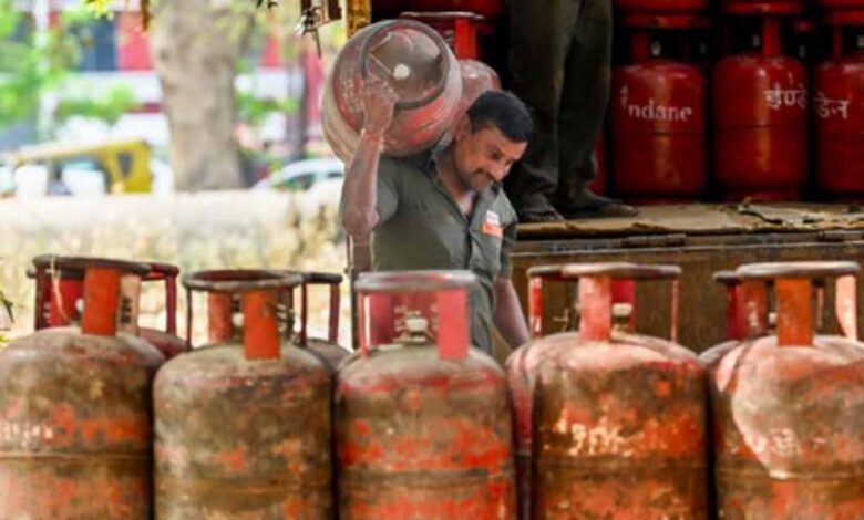 देश में गैस रिफाइनरियां फुल कैपेसिटी पर, 18,700 टन कमर्शियल LPG सप्लाई से बढ़ी राहत 1 lpg 13