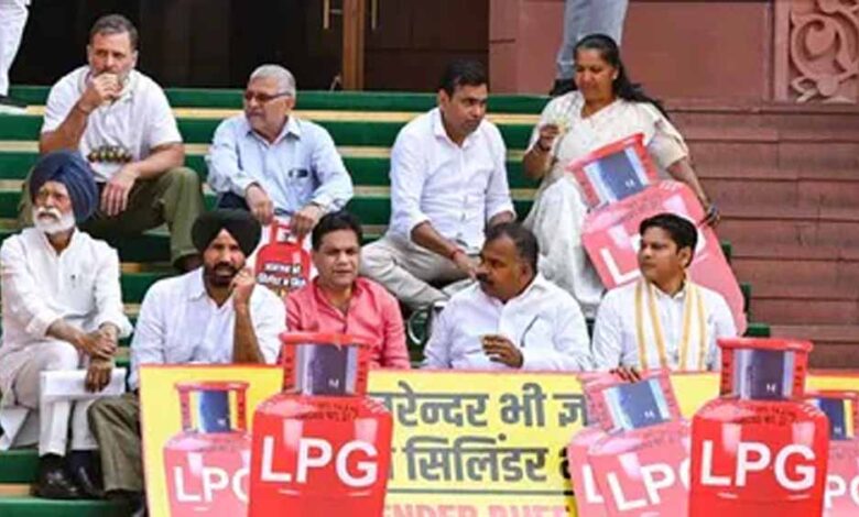 LPG संकट पर राहुल गांधी का तंज: ‘संसद से नरेंद्र गायब, देश से सिलेंडर गायब’ 1 rahul 1