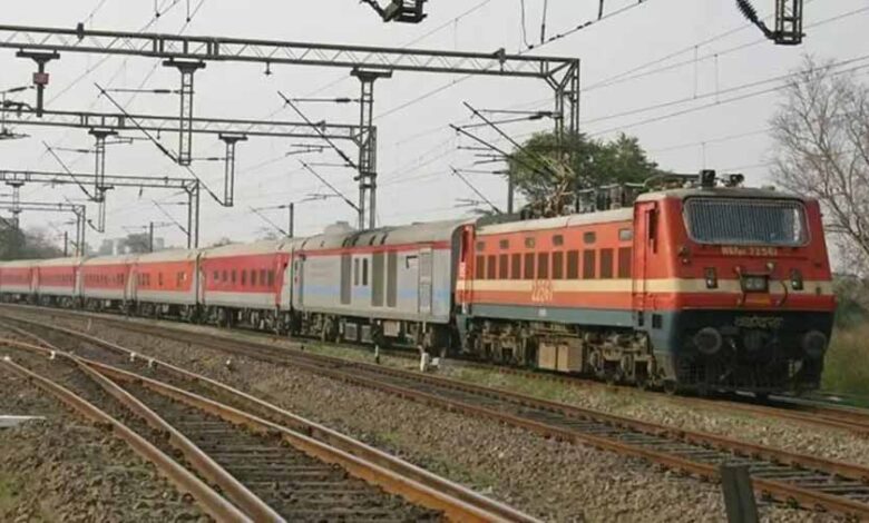 होली पर रेल यात्रियों की मौज! स्पेशल ट्रेनों का ऐलान, मिलेंगी कई खास सुविधाएं 1 train 4