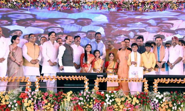 लखीमपुर में CM योगी का बड़ा ऐलान: 331 विस्थापित हिंदू परिवारों को भूमि अधिकार, 417 करोड़ की परियोजनाओं की सौगात 1 1 67