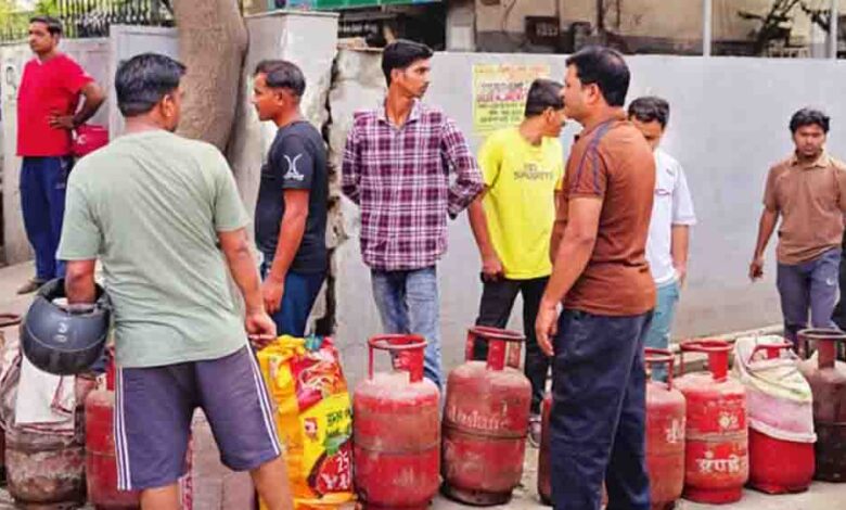 गैस किल्लत, गाजियाबाद में 400 रुपये किलो तक पहुंची एलपीजी और पलायन को मजबूर श्रमिक 1 118 3
