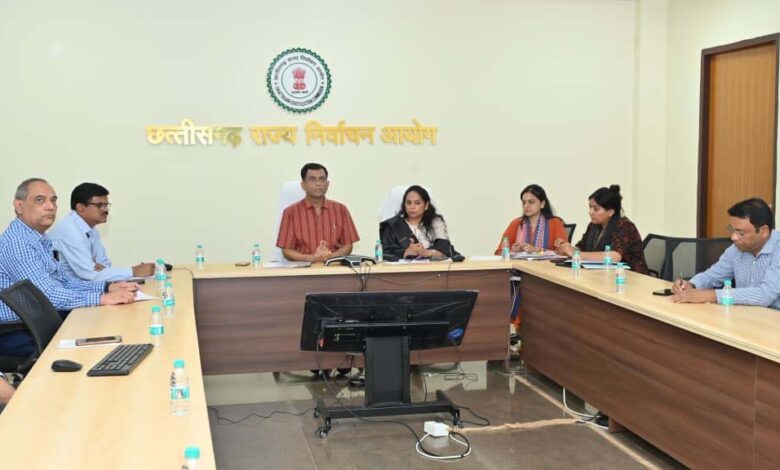 रायपुर : आगामी मई -जून माह में संभावित स्थानीय निकायो के आम/उप चुनाव के दृष्टिगत मतदाता सूची पुनरीक्षण की तैयारियां तेज 1 11A 55