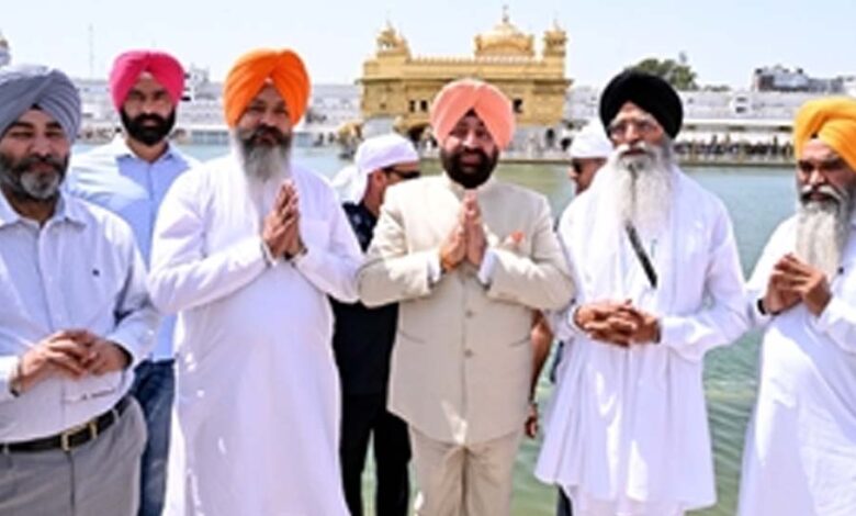 उत्तराखंड के गवर्नर एस. गुरमीत सिंह ने श्री दरबार साहिब में माथा टेका, एडवोकेट धामी ने गोल्डन मॉडल से किया सम्मानित 1 18A 201