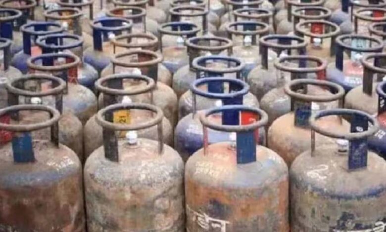वित्तीय वर्ष के पहले दिन महंगाई का असर, कमर्शियल LPG की कीमतों में ₹195.5 का इजाफा 1 1A 39