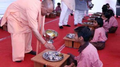 सीएम योगी ने शिवपुर से किया स्कूल चलो अभियान का आगाज, बच्चों को अपने हाथों से परोसा मिड-डे मील 1 210