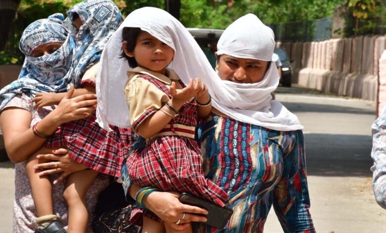 एमपी में भीषण गर्मी से परेशान बच्चों के लिए स्कूलों की छुट्टी का प्रस्ताव, कलेक्टर की मंजूरी का इंतजार! 1 24A 165
