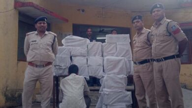 बिना नंबर की बोलेरो में 19 पेटी अंग्रेजी शराब जब्त, सनेह उर्फ शनि सिंह गिरफ्तार—एक आरोपी फरार 3 24A 22