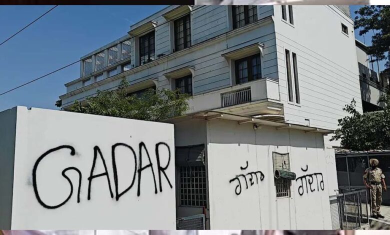 हरभजन पर भड़के AAP कार्यकर्ता, जालंधर में घर पर लिखा ‘गद्दार’, मित्तल भी निशाने पर 1 25A 188