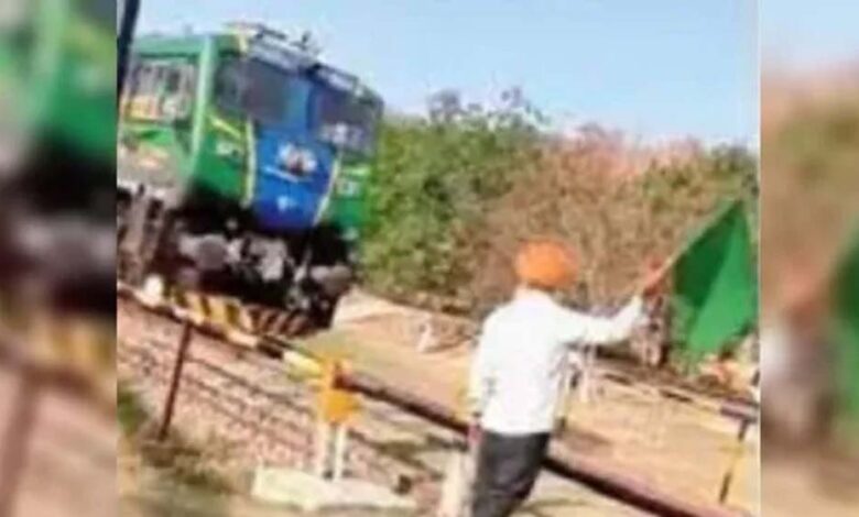 होशियारपुर में रेलवे ने नहीं दिया गेटमैन, सरपंच ने संभाला मोर्चा, रोजाना ट्रेन को दिखाते हैं हरी झंडी 1 28A 71