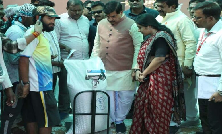 एक्शन में डॉ. मोहन यादव: अचानक खरीदी केंद्र पहुंचे, किसानों के साथ चाय पर चर्चा, CM ने पूछी भुगतान और तौल व्यवस्था 1 30A 116