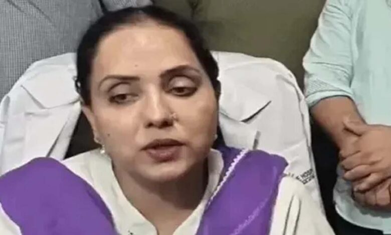 हेल्थ कार्ड से इलाज करने पर अस्पताल का इन्कार, AAP नेता और विधायक पहुंचीं, बच्चा दूसरी जगह रेफर 1 4A 113