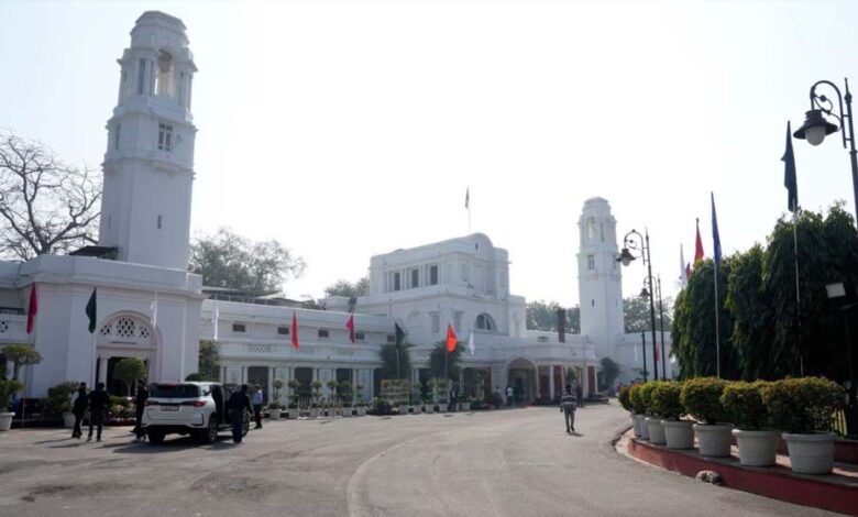 दिल्ली विधानसभा के गेट तोड़कर घुसी अज्ञात कार, स्पीकर के कमरे के बाहर गुलदस्ता छोड़कर फरार 1 6A 151