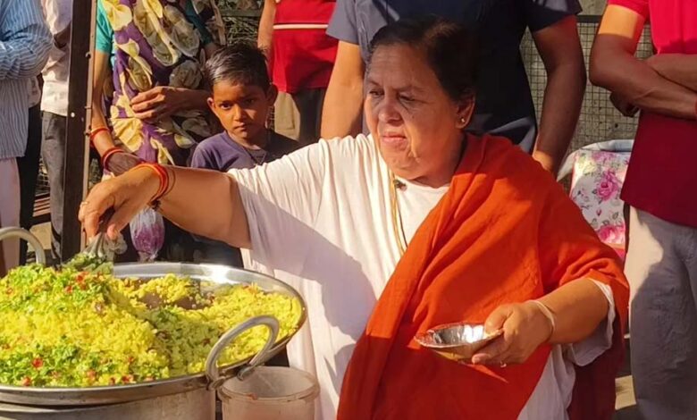 उमा भारती हाथठेला वालों के समर्थन में उतरीं, बंगले के सामने पोहा-जलेबी की दुकान लगाकर प्रशासन से की अपील 1 7A 114