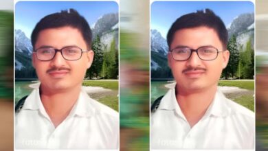रीवा के राजस्व विभाग में बड़ा फर्जीवाड़ा उजागर: बिना किसी सरकारी आदेश के बदल दिया गया किसान की जमीन का नक्शा, RTI में हुआ सनसनीखेज खुलासा सिरमौर/रीवा। मध्य प्रदेश के रीवा जिले के तहसील सिरमौर अंतर्गत ग्राम पिपरी में राजस्व अभिलेखों के साथ गंभीर छेड़छाड़ और 'डिजिटल फर्जीवाड़े' का एक बड़ा मामला सामने आया है। यहाँ एक किसान की निजी भूमि का नक्शा बिना किसी आवेदन, बिना किसी सक्षम न्यायालय के आदेश और बिना किसी वैधानिक प्रक्रिया के कंप्यूटर रिकॉर्ड (पोर्टल) पर बदल दिया गया है। क्या है पूरा मामला? ग्राम पिपरी निवासी आशीष मिश्रा (पिता श्री सम्पत प्रसाद मिश्रा) ने अपनी आराजी क्रमांक 88/1 एवं 88/2 के नक्शे में हुई संदिग्ध तरमीम (संशोधन) को लेकर सूचना के अधिकार (RTI) के तहत जानकारी मांगी थी। महीनों के चक्कर लगवाने और प्रथम अपील के बाद जो जवाब विभाग से मिला, उसने राजस्व विभाग की कार्यप्रणाली पर गंभीर सवाल खड़े कर दिए हैं। RTI में विभाग ने खुद स्वीकारी 'अंधेरगर्दी': लोक सूचना अधिकारी एवं नायब तहसीलदार वृत्त बैकुण्ठपुर ने अपने लिखित प्रतिवेदन (पत्र क्रमांक 292/2026 दिनांक 06/02/2026) में स्वीकार किया है कि: कंप्यूटर नक्शे में तो तरमीम (बदलाव) दिख रहा है, लेकिन मूल पटवारी नक्शा शीट (Field Map) में इसका कोई रिकॉर्ड नहीं है। राजस्व अभिलेखों (खसरा आदि) में इस तरमीम से संबंधित कोई भी प्रविष्टि दर्ज नहीं है। सबसे चौंकाने वाली बात यह है कि विभाग को यह भी नहीं पता कि यह बदलाव किस वर्ष में हुआ और किस अधिकारी के आदेश से किया गया। यानी बिना किसी फाइल और बिना किसी आदेश के रातों-रात कंप्यूटर पर नक्शा बदल दिया गया। पीड़ित का आरोप: "राजस्व अमले की मिलीभगत से हुआ खेल" पीड़ित आशीष मिश्रा का कहना है कि उन्होंने इसके लिए दो बार आवेदन दिए और कई बार अधिकारियों के चक्कर काटे। उन्होंने आरोप लगाया कि पटवारी और संबंधित राजस्व कर्मचारियों ने निजी स्वार्थ के चलते अभिलेखों में कूट-रचना (Forgery) की है। पीड़ित ने अब एसडीएम सिरमौर से मांग की है कि इस अवैध तरमीम को तत्काल निरस्त किया जाए और उन दोषियों पर एफआईआर (FIR) दर्ज की जाए जिन्होंने सरकारी पोर्टल के डेटा के साथ छेड़छाड़ की है। अधिकारियों की चुप्पी: बिना आदेश के नक्शा बदलने का यह मामला जिले में चर्चा का विषय बना हुआ है। अब देखना यह है कि प्रशासन इस 'डिजिटल सेंधमारी' को सुधारता है या फिर मामले को ठंडे बस्ते में डाल दिया जाता है। पीड़ित ने चेतावनी दी है कि यदि जल्द न्याय नहीं मिला तो वे उच्च न्यायालय (High Court) की शरण लेंगे। संपर्क हेतु (Contact Info): आशीष मिश्रा (पीड़ित) ग्राम पिपरी, तहसील सिरमौर, रीवा मोबाइल: 8959446240 6 7A 44