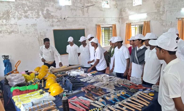 उत्तर बस्तर कांकेर : विशेष लेख : कभी बंदूक थामकर हिंसा करने वाले माओवादी अब सीख रहे हुनर 1 8A 271