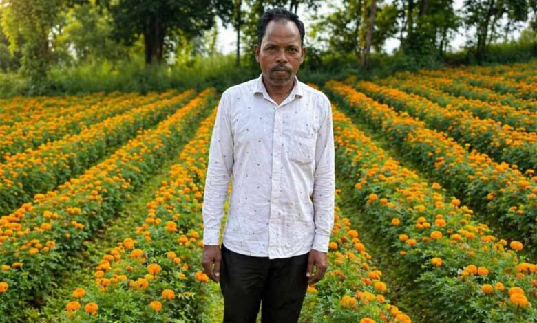 फूलों की खुशबू से महकी किस्मत ईश्वरचरण पैकरा का 1 Flower 01