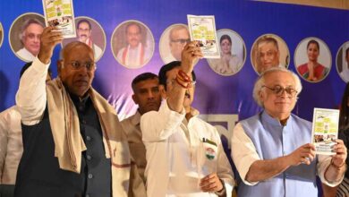 बंगाल में कांग्रेस का बड़ा दांव: महिलाओं को ₹2000 महीना, किसानों को ₹15,000 सालाना—घोषणापत्र में और क्या? 1 Goshda patra 01