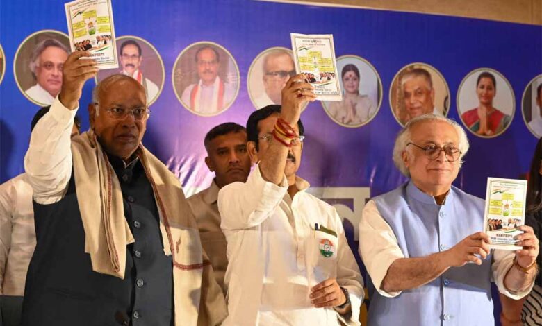 बंगाल में कांग्रेस का बड़ा दांव: महिलाओं को ₹2000 महीना, किसानों को ₹15,000 सालाना—घोषणापत्र में और क्या? 1 Goshda patra 01